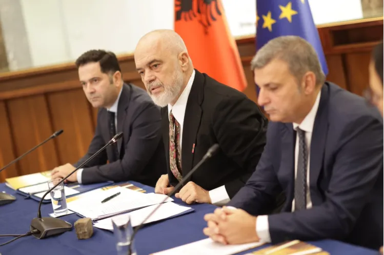 Rama përdor Sejkon si dekor për të fajësuar Antifa-n, ‘kyç gojën’ për rënien e euros