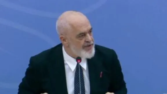Rama fyen protestuesit: Vijnë nga periferitë për të shkatërruar qendrën