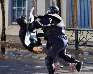 “Jam i traumatizuar”, i riu rrëfen tmerrin pas shembjes në asfalt nga polici