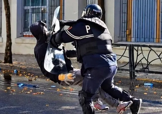 “Jam i traumatizuar”, i riu rrëfen tmerrin pas shembjes në asfalt nga polici
