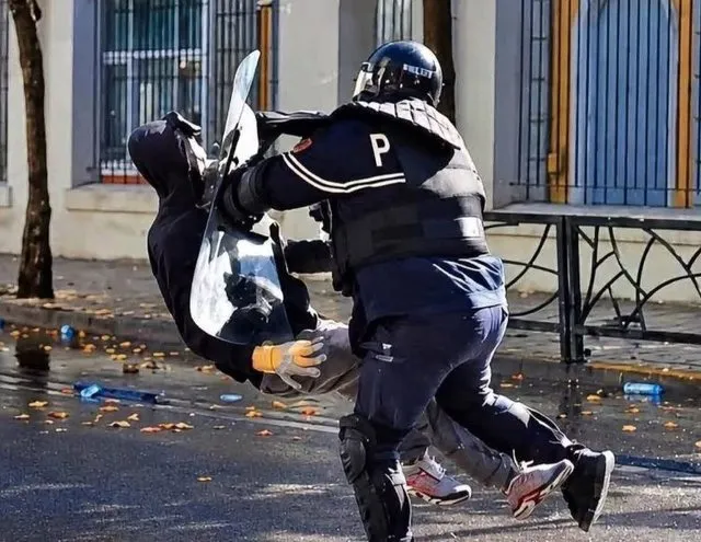 “Jam i traumatizuar”, i riu rrëfen tmerrin pas shembjes në asfalt nga polici