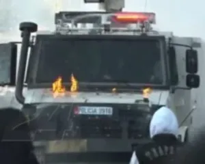 Përshkallëzohet protesta, flakët përfshijnë autobotin e policisë