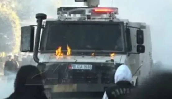 Përshkallëzohet protesta, flakët përfshijnë autobotin e policisë