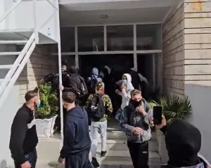 Protestuesit sulmojnë selitë e PD-së dhe PS-së në Shkodër