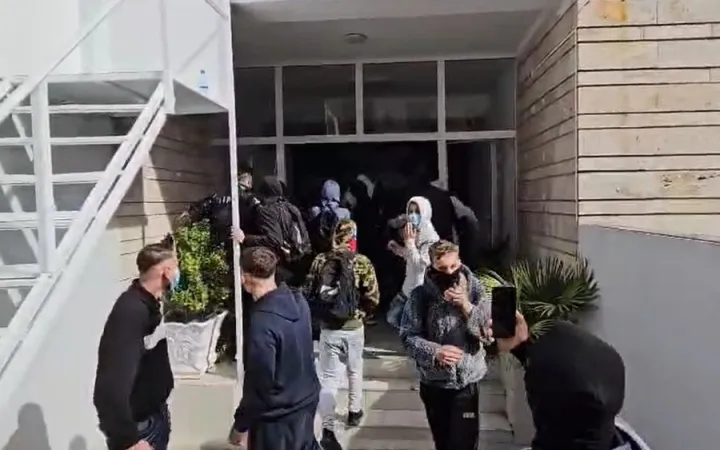 Protestuesit sulmojnë selitë e PD-së dhe PS-së në Shkodër