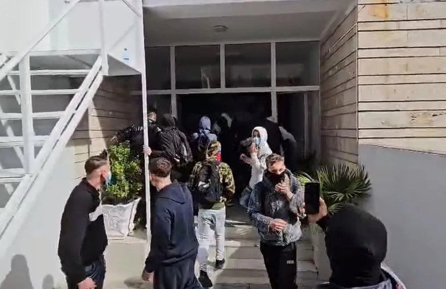 Protestuesit sulmojnë selitë e PD-së dhe PS-së në Shkodër