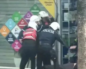 Momenti kur 6 policë dhunojnë barbarisht protestuesin