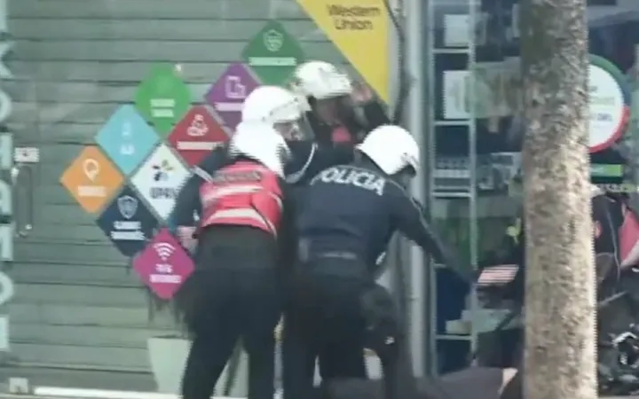 Momenti kur 6 policë dhunojnë barbarisht protestuesin