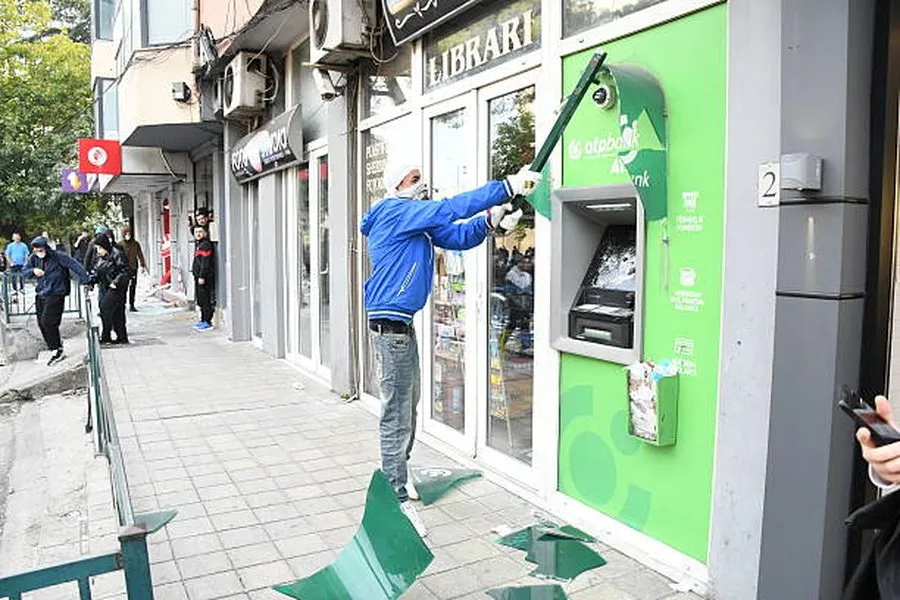 Shoqata e Bankave thirrje protestuesve: Mos na dëmtoni!
