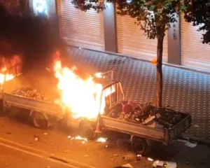 Protesta del jashtë kontrollit, digjen dy kamionçina të Bashkisë