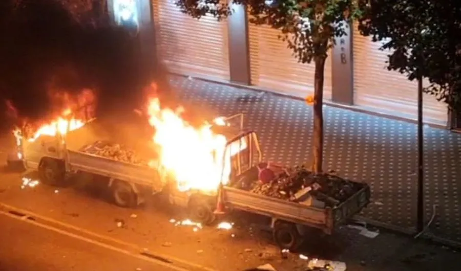 Protesta del jashtë kontrollit, digjen dy kamionçina të Bashkisë