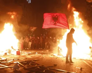 Revolta e studentëve që po trondit Tiranën mes gazit dhe flakëve