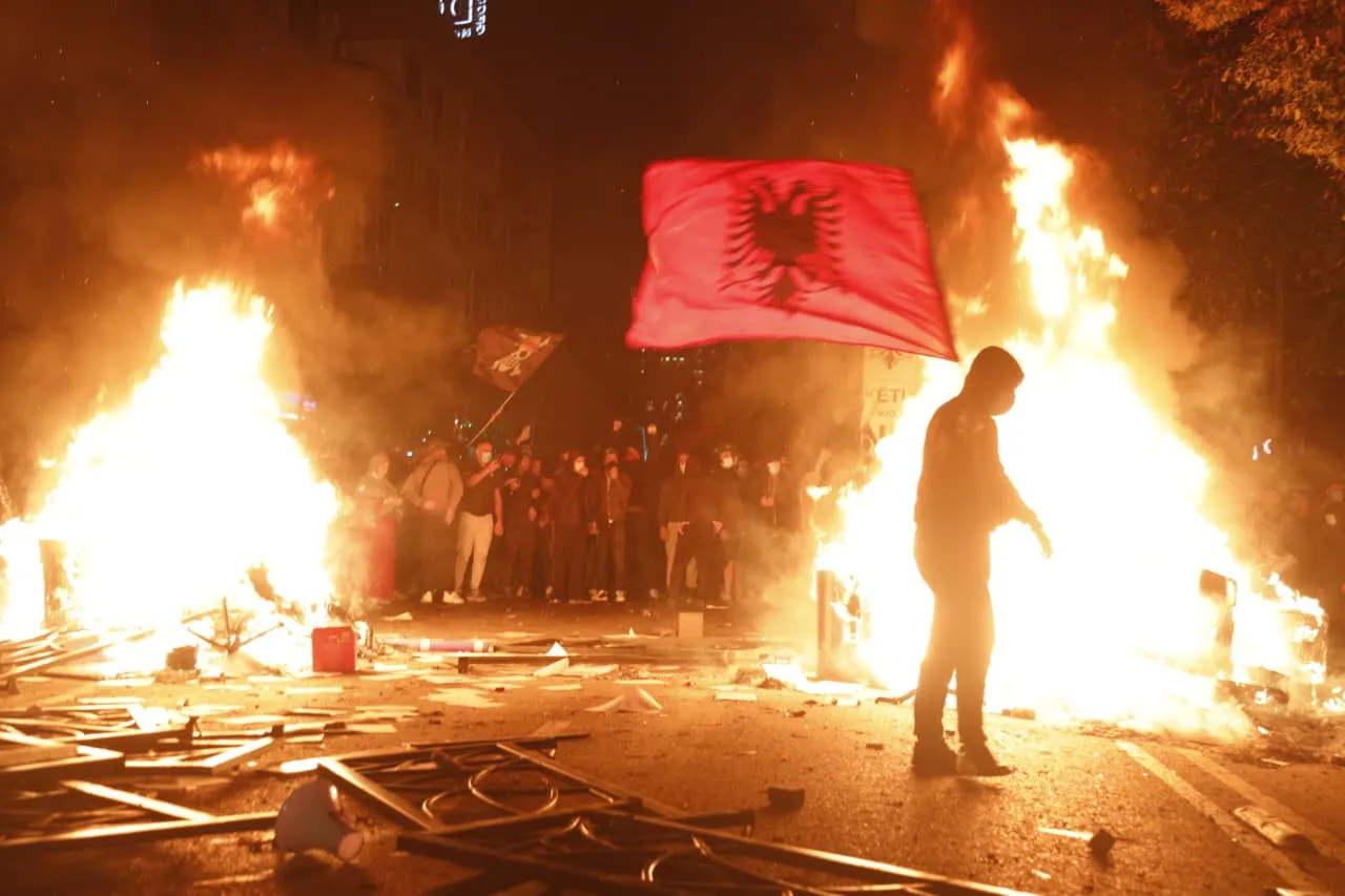 Revolta e studentëve që po trondit Tiranën mes gazit dhe flakëve