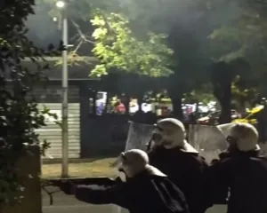 Plumba gome VS fishekzjarre, gjendje ‘lufte’ në Kryeqytet