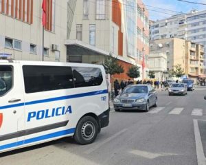 Grabitje në Elbasan, autorët me makina dhe uniforma si të policisë