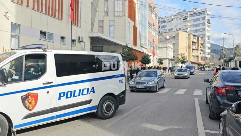 Grabitje në Elbasan, autorët me makina dhe uniforma si të policisë