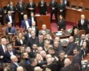 Sherr e grushte në Kuvend mes deputetëve