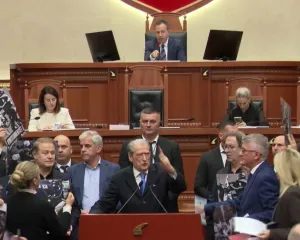 Tensione në Kuvend, opozita bllokon foltoren, ndërhyn edhe garda