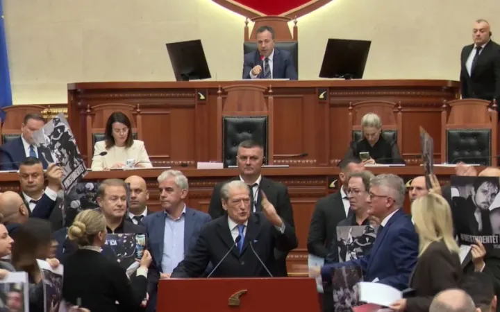 Tensione në Kuvend, opozita bllokon foltoren, ndërhyn edhe garda