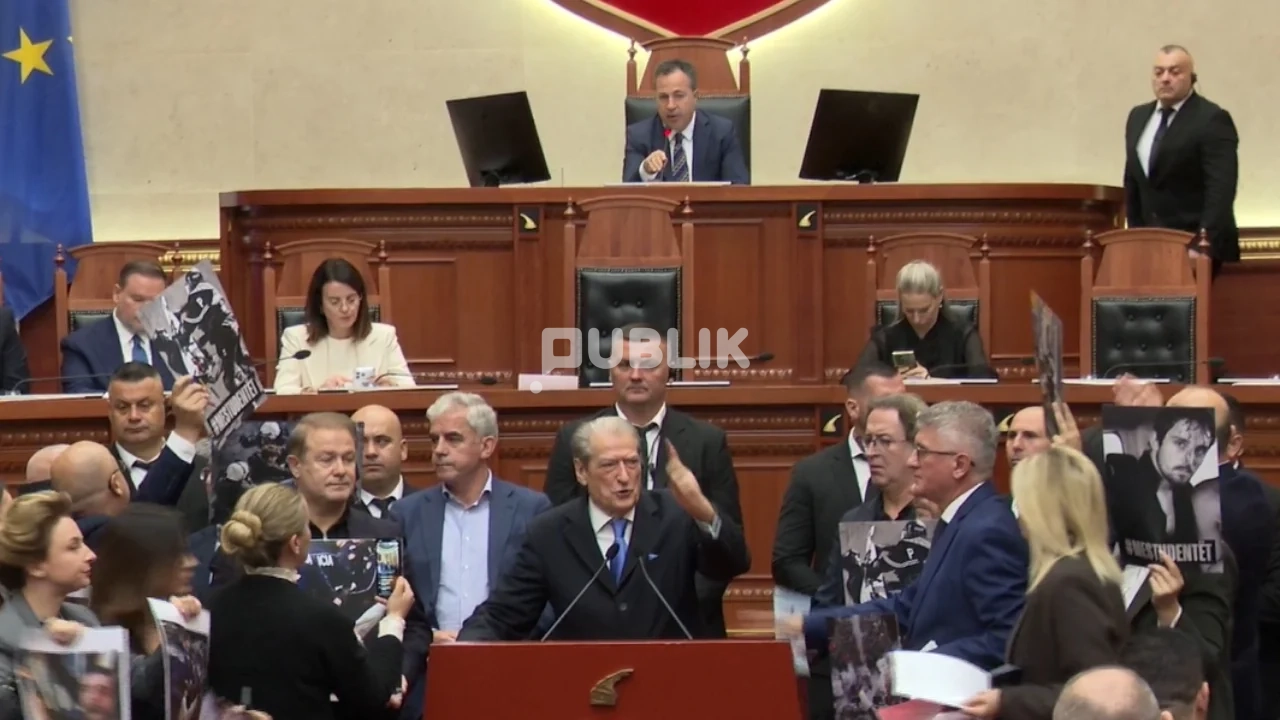 Tensione në Kuvend, opozita bllokon foltoren, ndërhyn edhe garda