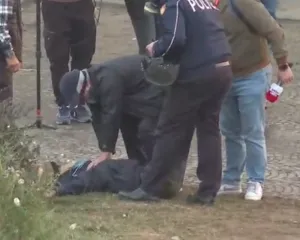 Momente alarmante në protestë, qytetari shembet në tokë pa ndjenja