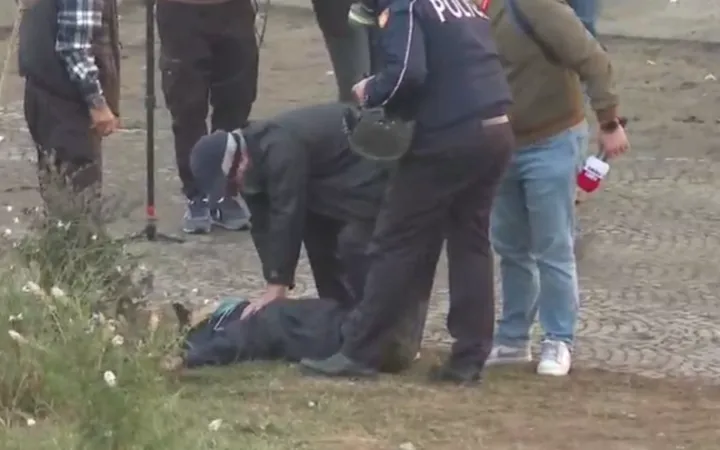 Momente alarmante në protestë, qytetari shembet në tokë pa ndjenja