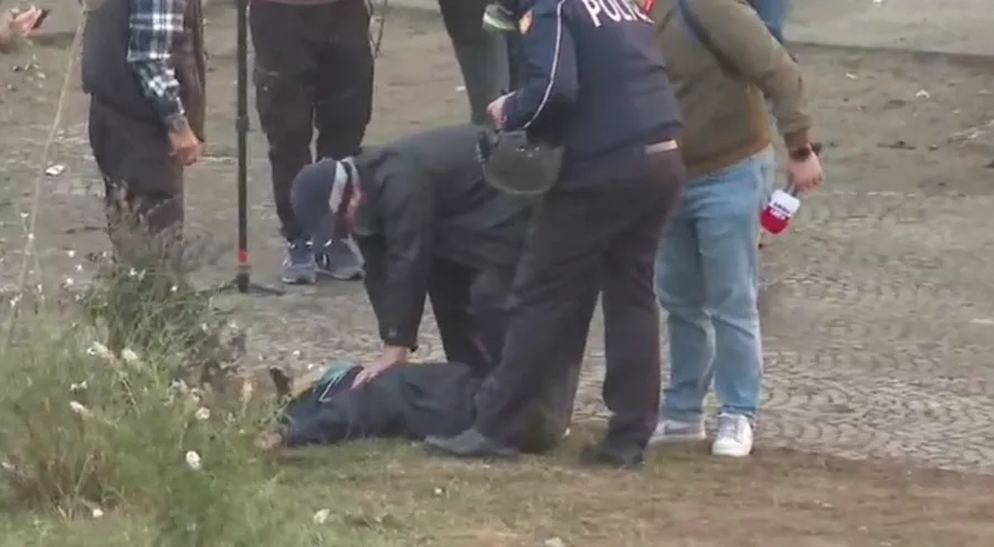 Momente alarmante në protestë, qytetari shembet në tokë pa ndjenja