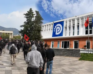 PD që s’mbush dot sheshin, bën gati avokatët: Na telefononi po ju arrestuan
