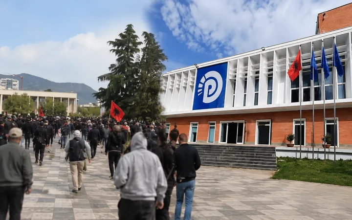 PD që s’mbush dot sheshin, bën gati avokatët: Na telefononi po ju arrestuan