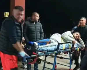 19-vjeçari që i thyen këmbën në protestë i nënshtrohet operacionit