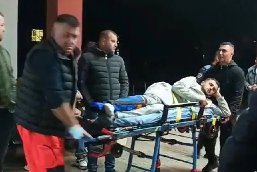 19-vjeçari që i thyen këmbën në protestë i nënshtrohet operacionit