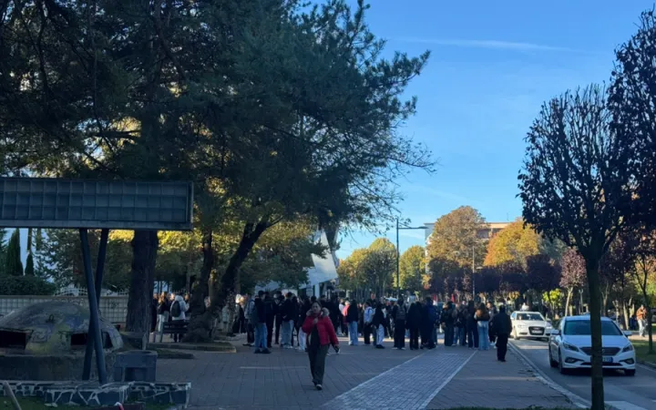 Revolta e studentëve, gjimnazistët e Korçës braktisin mësimin