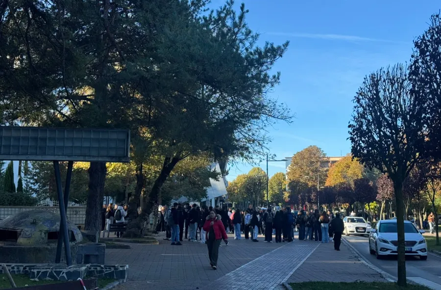 Revolta e studentëve, gjimnazistët e Korçës braktisin mësimin
