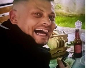 “Mand Dhelpra” ndryshon pamjen për t’u fshehur nga policia