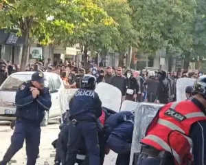 Nami në Durrës, shoqërime masive të protestuesve, pesë policë në spital
