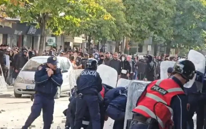 Nami në Durrës, shoqërime masive të protestuesve, pesë policë në spital