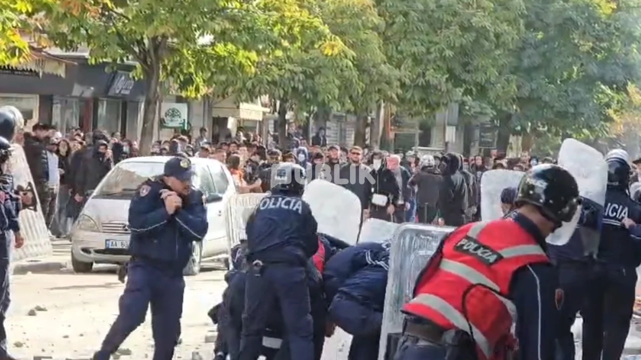 Nami në Durrës, shoqërime masive të protestuesve, pesë policë në spital