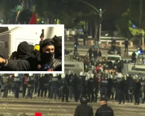“Mos gjuani kur jemi në tokë”, protestuesit dhe policia lënë për pak çaste përplasjet