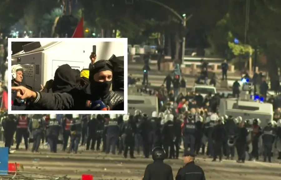 “Mos gjuani kur jemi në tokë”, protestuesit dhe policia lënë për pak çaste përplasjet