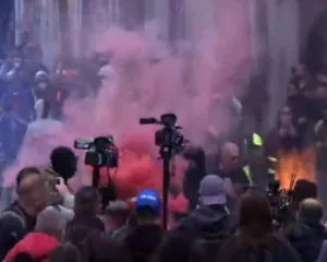 Protestuesit u vënë flakën koshave te Ministria e Arsimit