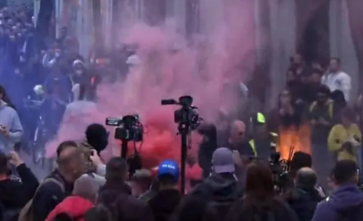 Protestuesit u vënë flakën koshave te Ministria e Arsimit