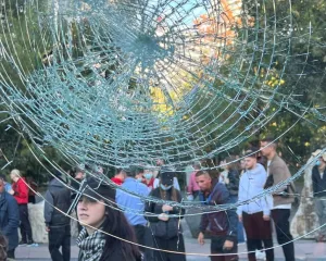 Revolta dhe kaosi në Tiranë, pezullohet transporti publik