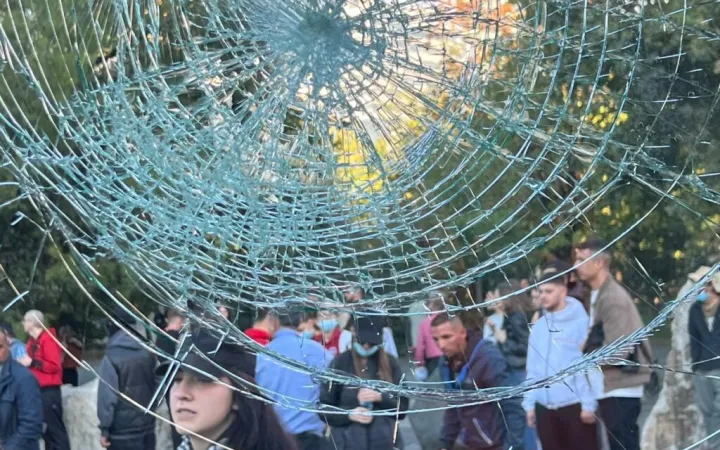 Revolta dhe kaosi në Tiranë, pezullohet transporti publik