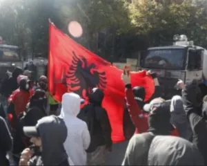 Qytetarët rrëfejnë dramat para policëve, efektivët e përlotur tërhiqen