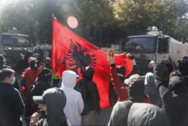 Qytetarët rrëfejnë dramat para policëve, efektivët e përlotur tërhiqen