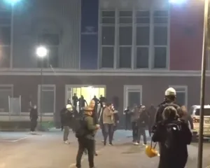 Selia e PD-së në panik, hidhen sasi të mëdha gazi lotsjellës në oborr