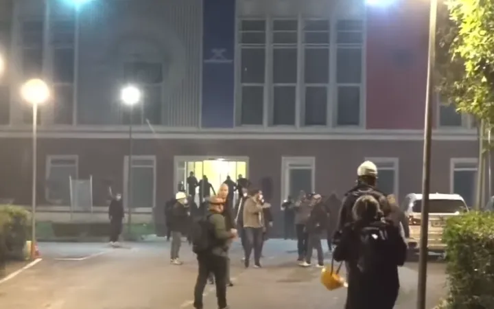 Selia e PD-së në panik, hidhen sasi të mëdha gazi lotsjellës në oborr