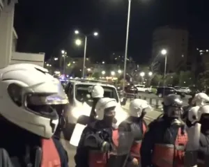 Policia shpërndahet në disa zona dhe nis “aksionin prangat” për shoqërimin e protestuesve