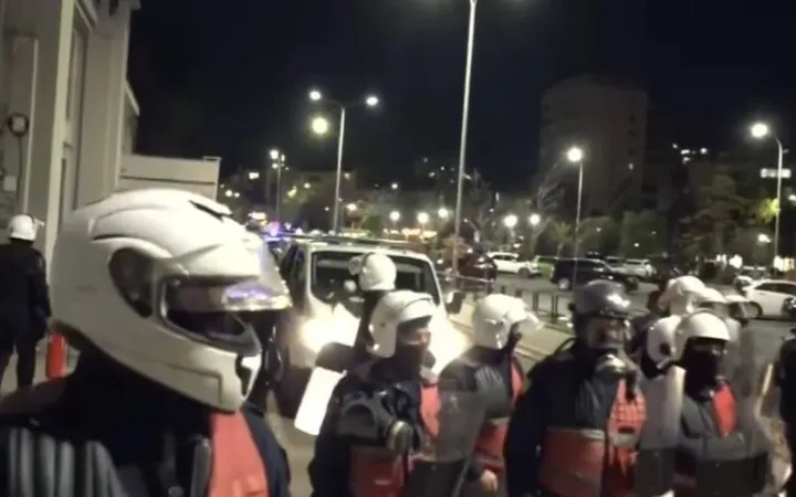 Policia shpërndahet në disa zona dhe nis “aksionin prangat” për shoqërimin e protestuesve