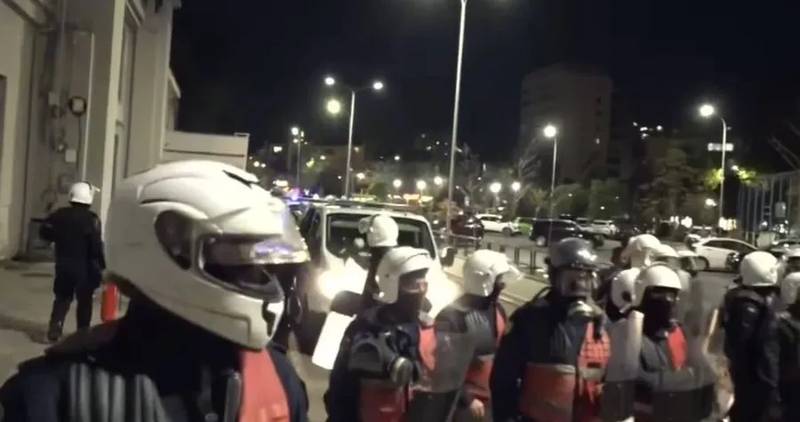 Policia shpërndahet në disa zona dhe nis “aksionin prangat” për shoqërimin e protestuesve